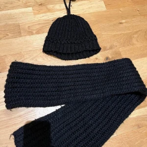 Halsduk och mössa  - Svart halsduk och mössa. Säljs pga garderobrensning. Kika gärna på mina andra annonser, säljer mycket. Samfraktar gärna:) 