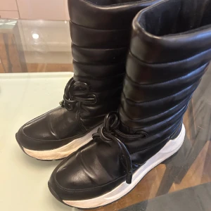 Rodebjer boots  - Strl 39 men passar även en 38a Kan skicka fler bilder, lite använda men i bra skick. Svarta. Nypris när jag köpte dem 4000kr