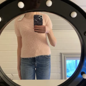 Rosa stickad kortärmad tröja - Rosa fin tröja från zara helt oanvänd, lappen sitter kvar.  150kr + frakt