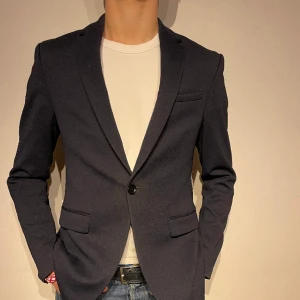 Kostymset (Kavaj och kostymbyxor) - Kostym sett för tonåringar. Kostymen är i grymt skick och har sänkts i pris rejält. 