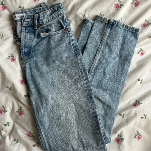 Midwaist zara jeans  - Säljer dessa jeansen från zara i storlek 34. De är något korta för mig som är 179 om man vill ha de långa. De är vida nere vid ankeln men inte utsvängda. ☺️