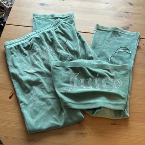 Juicy set!! - Juicybyxor + en top💗byxorna är lite missfärgade längst ner men det är inget som direkt syns så mycket, kan skicka bild 🫶🏻 dom har också tappat ena silver grejen på ena sidan