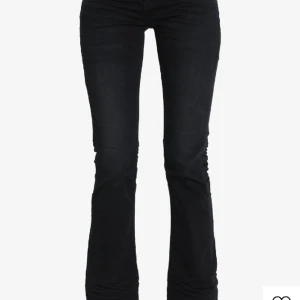 Ltb jeans  - Säljer mina svarta ltb jeans, det är tyvärr för korta på mig. Säg till för fler bilder.