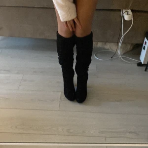 Stövlar❤️ - Jättefina stövlar. Man kan ha dom på två olika sätt, antingen höga eller lägre, syns på bilden. De är i sammet och i bra skick utan några fläckar eller liknande