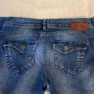 Skitsnygga esprit urban casual jeans säljer då de blivit lite för små för mig. Jag är 166 för referens. Midjemått (rakt över): 37cm Innerbenslängd: 76cm