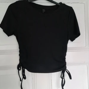 Svart rynkad topp  - Svart topp från shein. Rynkad på sidorna, snörning. 