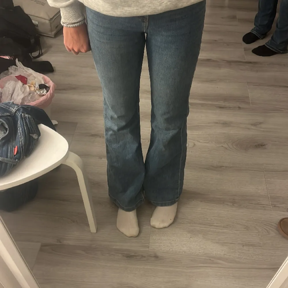 Snygga low Waits hm jeans med cool midja, använda runt 3 gånger och tvättade 1 gång. Lite korta på mig men jag är 173. pris kan diskuteras . Jeans & Byxor.