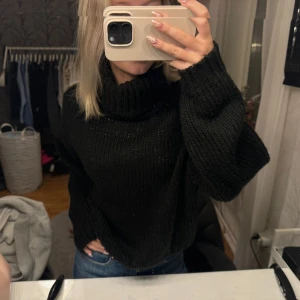 Stickad polo tröja - Super mysig stickad tröja med krage. Säljer då den inte kommer till användning, köpt på hm för några år sedan. Storlek M men passar mig som vanligtvis har Xs-S❤️