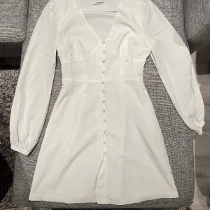 Klänning  - Jättefin vit klänning, perfekt till konfirmation eller skolavslutningen. Jättebra skick då jag andvänt den endast 1 gång. Skriv privat för mer bilder! 