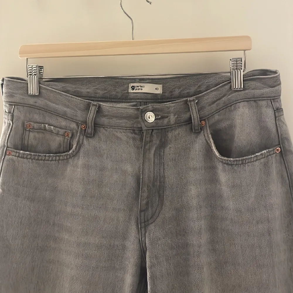 Säljer dessa snygga  gråa straight jeans från gina tricot som tyvärr är för stora för mig:( Bra skick! KAN FIXA GRATIS FRAKT‼️. Jeans & Byxor.