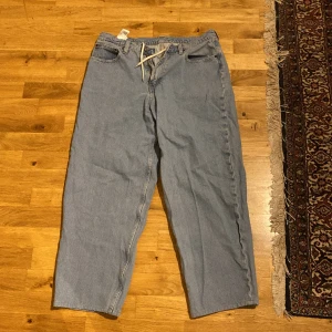 Levis Jeans - Säljer ett par jeans för min syster. Riktigt sköna och baggy. Knappast använda och nyss tvättade! 