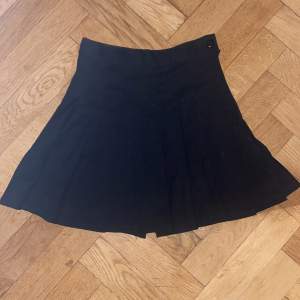Svart högmidjad plisserad kjol från monki. Använd ett fåtal gånger och är som ny. Frakt ingår inte i priset men priset kan diskuteras. Skriv om ni har frågor🫶