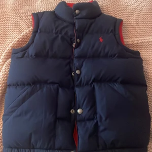 Ralph Lauren väst - Ralph Lauren väst. Marinblå ena sidan röd andra sidan. Typ aldrig andvänt. Går att buda!