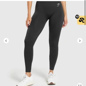Gymshark vital seamless tights - Ett par gymshark seamless tights i svart. Är i bra skick men tyvärr för små. OBS! Har flera annonser på samma tights då jag har flera stycken som tyvärr alla blivit för små. 