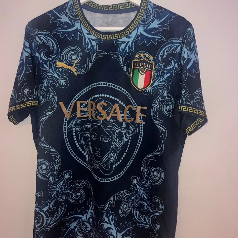 Versace tröja som är perfekt till sommaren,  Köpte den för 899 kr  Säljer den billigt då den inte passar längre,  Skriv vid funderingar eller annat😃. T-shirts.