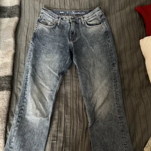 Bikbok jeans - Blå lågmidjade jeans från bikbok i st S ☺️