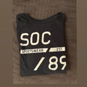 T shirt herr - Soc tshirt i storlek M (herr)