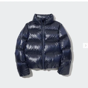 Jacka från uniqlo - Superfin vinterjacka från uniqlo i strl XS. Den är sparsamt andvänd och fint skick det enda är att dragkedjan är något trög men det går nog lätt att fixa. I övrigt inga defekter Nypris är 1250 Kr