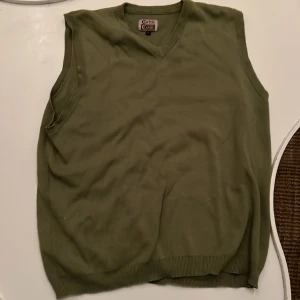 Oversized väst - En vintage grön oversized väst. Passar snyggt med stora jeans och tisha under. Priset kan diskuteras och fler bilder går att lösa.