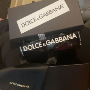 Dolce & gabbana solglasögon  - Helt nya och oanvända DG logo solglasögon. Dessa är unisex så passar för både män och kvinnor. One size storlek. Köpt från dolce & gabbanas egna hemsida, kvitto finns.