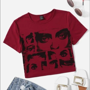 T-shirt - Jättecool crop vinröd tshirt i mycket bra skick