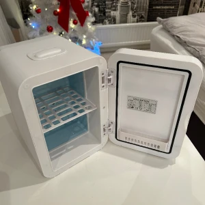 skincare fridge - Jätte fin men kommer tyvärr inte till användning, funkar som den ska. Den har inbyggd belysning med 3 lägen (ljusstyrka) Har en skada som inte påverkar utan syns bara, se bild 3. Möts ändats up i Stockholm💞