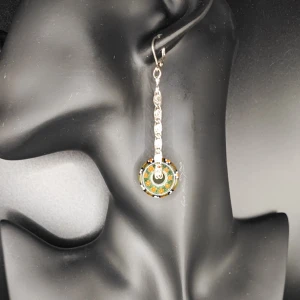 Handgjorda örhängen  - Min mor designar egna smycken. Dessa är i glas. 5 cm.