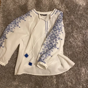  zara blus - Säljer min blus som jag ej använder. Skulle säga att den passar någon som har strl Xs-M
