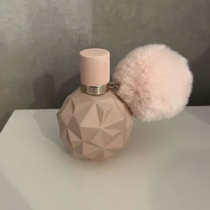 Ariana Grande Sweet Like Candy parfym - Sweet Like Candy av Ariana Grande. Endast testad ett par sprut så i princip hela flaskan kvar. 50ml