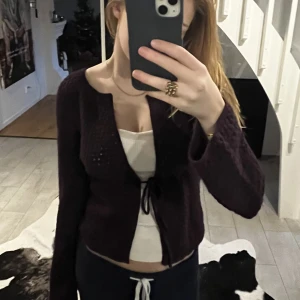 röd kofta - så söt stickad kofta i röd/lila färg💕