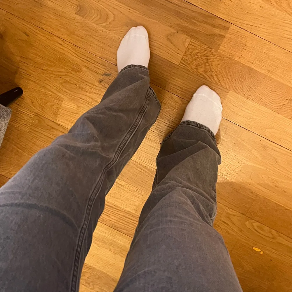 Gråa bootcut jeans från Gina tricot i petite längd. Knappt använda . Jeans & Byxor.