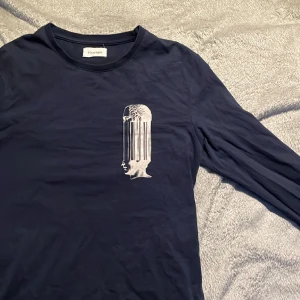 marinblå tröja  - Långärmad t-shirt från zalado med coolt motiv på ryggen, andvänd kanske 2 gånger då den är förliten för mig. i bra skick. 