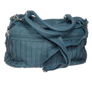 Handväska - En stor jättefin blå handväska perfekt till skolan! Den är stor så mycket saker får plats tex dator, anteckningsblock😊 skriv för mer info💗