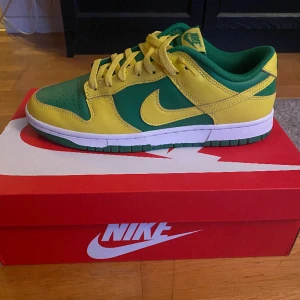 Nike Dunk Low Reverse Brazil - Storlek 44 Cond 8.5/10, använda 3 gånger  Pytteliten factory flaw på bild 3 Köpta på nike, 1349kr nypris Bvsa, inga byten