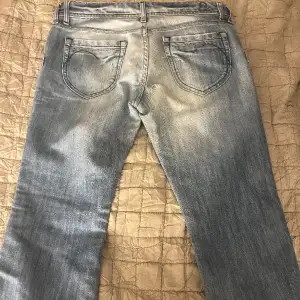 Bootcut jeans i bra skick!! Säljer bara pågrund av att jag inte kan ha de längre ❤️‍🔥❤️‍🔥