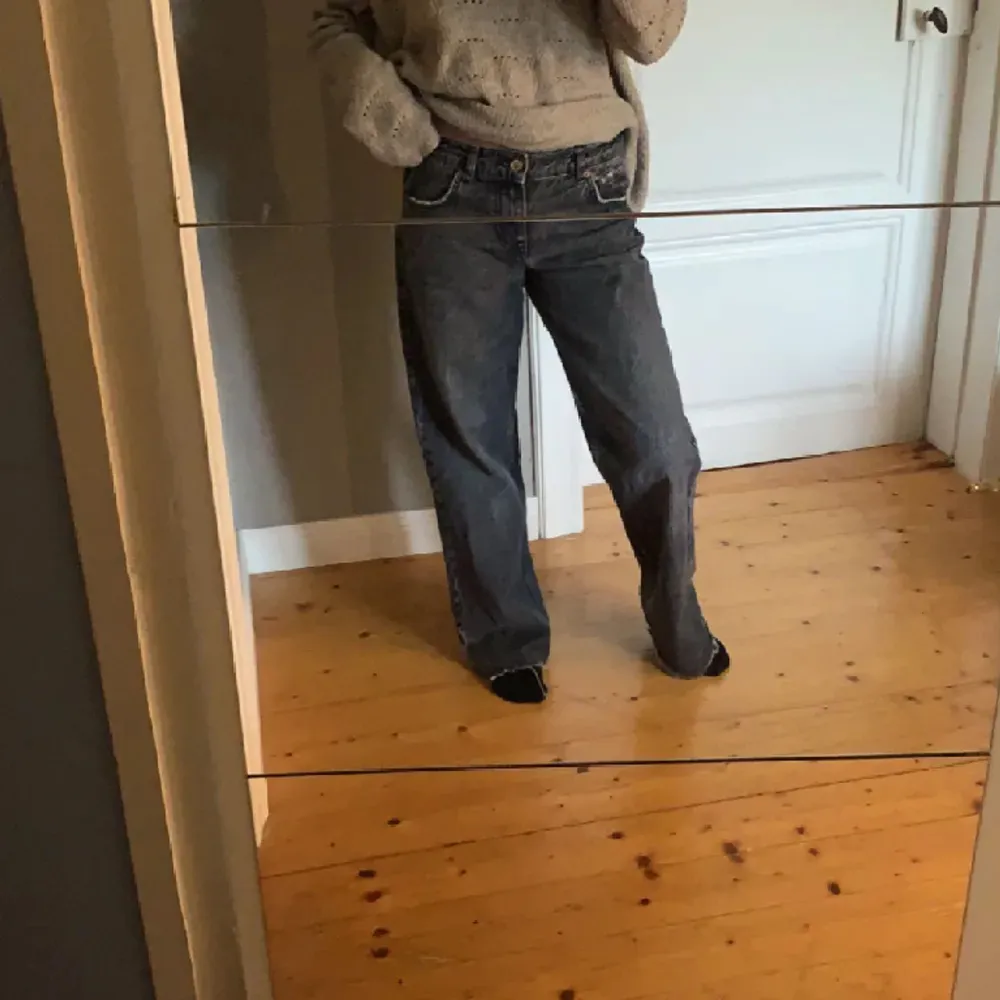 midwaist jeans från zara i grått, storlek 38 men avklippta och lagom längd på mig som är 163cm. Skriv för fler bilder eller frågor!. Jeans & Byxor.