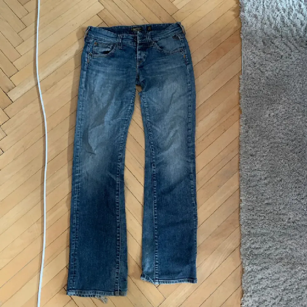 Lågmidjade Replay Jeans, blivit slitna längst ner i hälen då de vart för långa för mig🌸. Jeans & Byxor.
