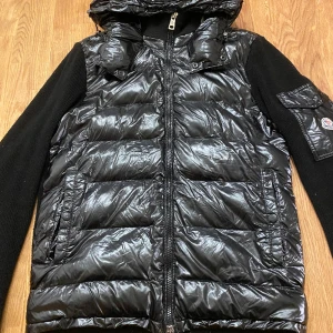 Moncler  - Den e ganska gammal, den är lite sönder vid händerna