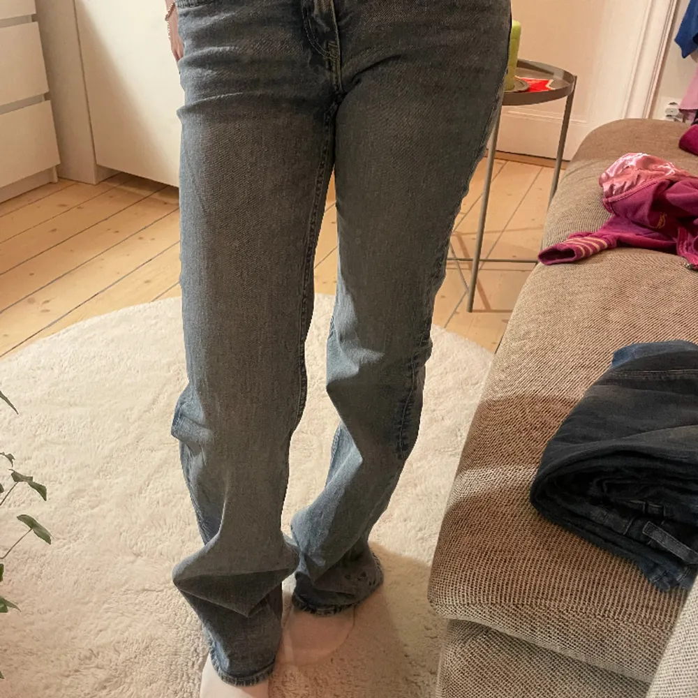 (NYPRIS: 279 kr)Så snygga jeans från H&M, endast jättelite slitet längst ned, (se bild 3) men syns inte när man har på jeansen, annars i nyskick🩵. Jeans & Byxor.