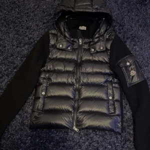 Moncler Cardigan Svart - Säljs då jag it använder den längre och den är lite för liten mig 