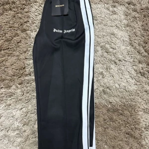 Palm angels  - Hej, säljer nu min nya Palm angels byxor Säljer på grund av  fel i storlek, helt ny,kvitto finns såklart