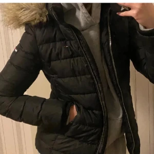 Tommy hilfiger - Tommy hilfiger jacka storlek XS. Användt skick.Inköpt för 2599kr 🫶🏼