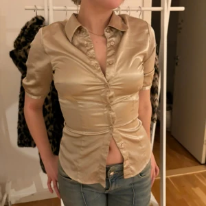 Skjorta💞 - Säljer denna fina kortärmade skjorta i silke material då den inte passar min storlek💞💞Jättefin krämvit/guldig färg🥰 Priset går att diskutera 