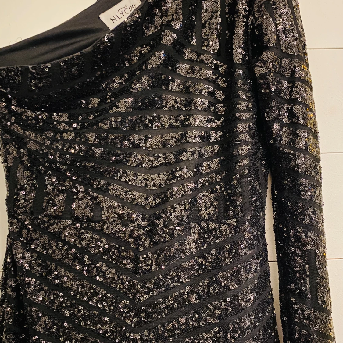 Svart glittrig långklänning