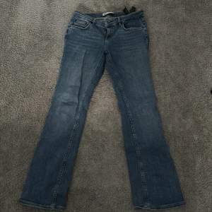 Jeans med låg midja och bootcut, ganska använda men fint skick, stretchiga