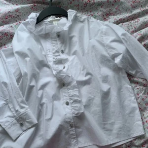 vit skjorta med pärlknappar - oanvänd 