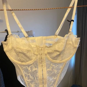 oanvänd korsett - helt oanvänd korsett med lappen kvar. så fin men tyvärr för liten för mig 