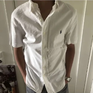 Raulph lauren skjorta - (Lånade bilder) säljer vidare denna så snygga raulph lauren piké skjortan då den tyvärr var för liten. Herrmodell o i jättebra skick!👌Kontakta mig vid fler frågor<3