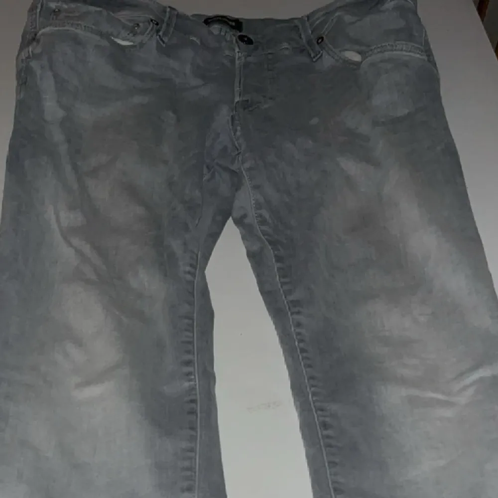 Slim/Glenn. Storlek 32x36. Säljer jeansen eftersom att den är stor på mig. . Jeans & Byxor.