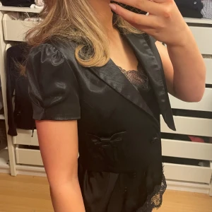 Bolero - Jättefin bolero med skitsnygga små fickor som detaljer!! Inga defekter, skriv om ni undrar något!!💕💕